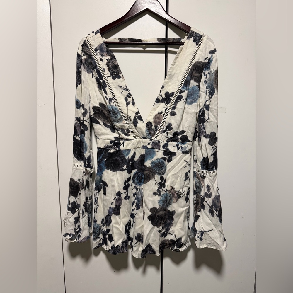 L'ATISTE Deep V-neck Bell sleeves
Floral Romper - Picture 2 of 7